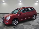 la voiture rouge est garée sur un sol en damier dans le garage