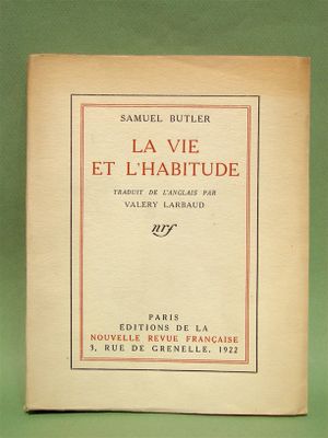 un vieux livre posé sur une surface verte