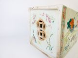 une petite boîte blanche ornée d'un motif floral