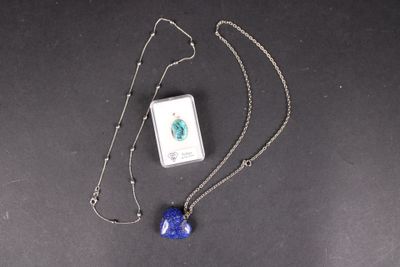 chaîne en argent avec un pendentif carré orné d'une perle de verre bleue