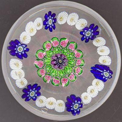 une assiette en verre décorée de fleurs, posée sur une table