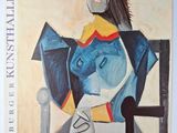 une image représentant un tableau où l'on voit une femme assise sur une chaise, avec un poisson sur la tête