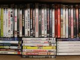 un grand nombre de dvd dans une boîte posée sur le sol
