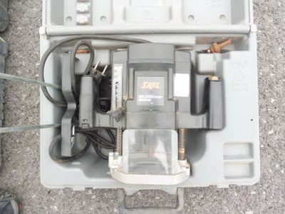 vue de dessus d'un coffret électrique contenant de nombreux fils