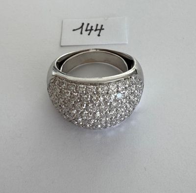 Bague Jonc en or gris entièrement pavée de beaux diamants ta…