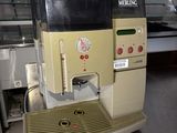 une machine à café posée sur un comptoir