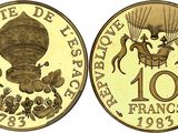 a close up of a coin with an image of a hot air balloon