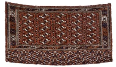 un gros plan d'un tapis marron et noir sur fond blanc