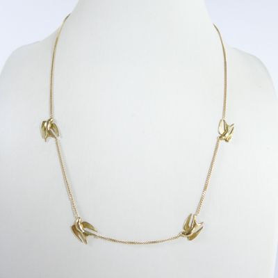 collier plaqué or orné de breloques en forme d'oiseaux, présenté autour du cou d'un mannequin
