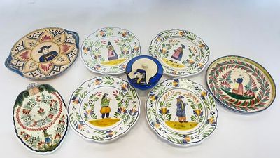 plusieurs assiettes à motifs différents sur une table