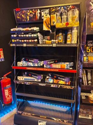 présentation de divers articles mis en vente dans un magasin