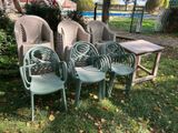 quatre chaises et une table dans le jardin