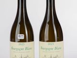 deux bouteilles de vin posées l'une à côté de l'autre sur une table
