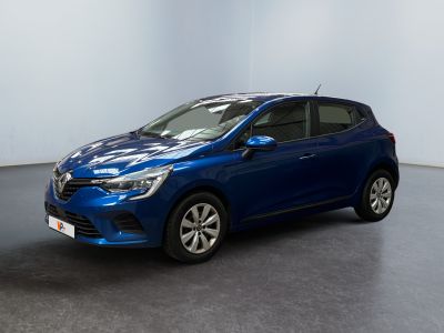 Une voiture bleue est garée dans une pièce aux murs blancs.