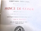 un livre ouvert sur lequel figure la photo d'un homme