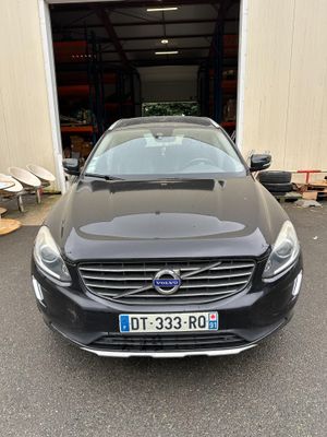 l'avant d'une Volvo S-Class noire garée devant un garage