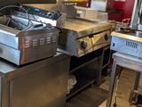 une photo d'une cuisine professionnelle dotée de nombreux plans de travail