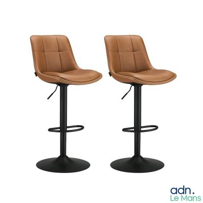 une paire de tabourets de bar en cuir marron sur fond blanc