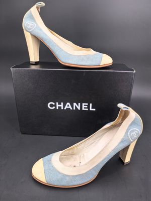 une paire de chaussures Chanel bleues et beiges