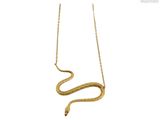 un collier en forme de serpent doré avec une chaîne, sur fond blanc