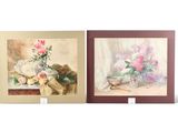 deux tableaux représentant des fleurs dans un vase et un vase rempli de fruits posé sur une table