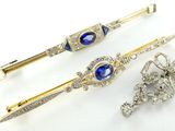 trois épingles à cheveux ornées de diamants et de saphirs, ainsi qu'une broche