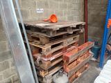 une pile de palettes et de conteneurs dans un entrepôt