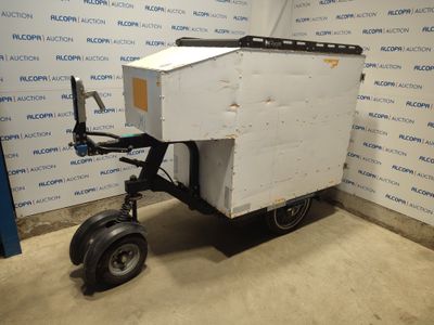 une image représentant une remorque à laquelle est fixée une caisse