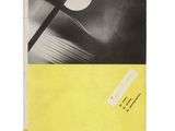une photo en noir et blanc d'un livre à la couverture jaune