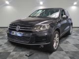 La Volkswagen Touareg est garée dans le garage, sur un sol à damier.