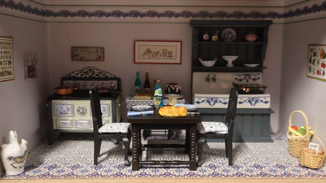 Diorama. Composition miniature, dans une vitrine en bois, vitre e...