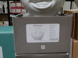 des boîtes empilées les unes sur les autres, avec un visage souriant au sommet