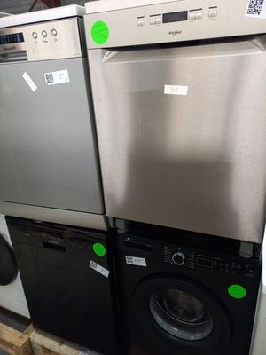 deux lave-linge et un sèche-linge posés sur une palette