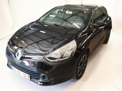 La voiture noire est garée sur le sol blanc de la pièce.