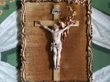 une image représentant un crucifix accroché à un mur