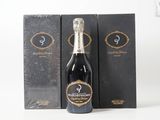 une image représentant une bouteille de champagne à côté d'une boîte noire