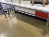 une table sur laquelle sont posées plusieurs assiettes