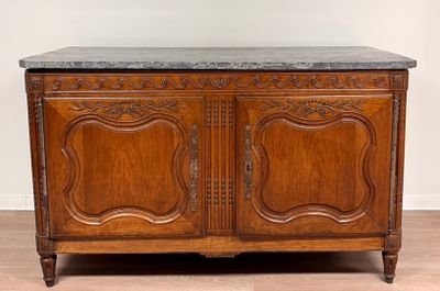 une vieille armoire en bois avec un plateau en marbre, posée sur un parquet