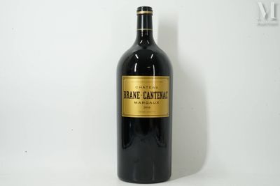 une bouteille de vin posée sur une table