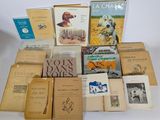 plusieurs livres sont empilés sur une table