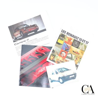 une photo d'une brochure automobile posée sur une table