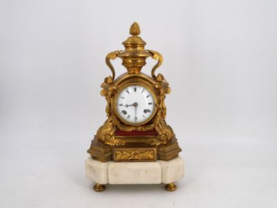 PENDULE en bronze doré et ciselé à décor de pommes de pin, a…