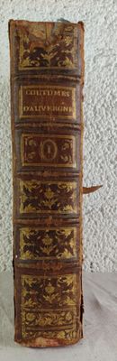 un vieux livre posé sur une table
