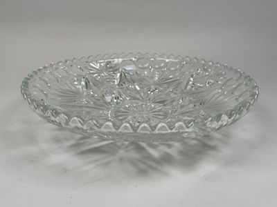 un bol en verre posé sur une table