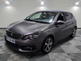 la voiture grise est garée sur un sol en damier dans le garage