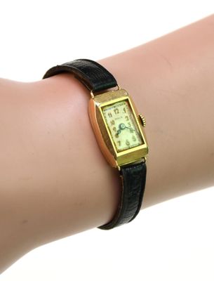 le poignet d'une femme sur lequel est posée une montre