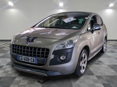 la photo d'une voiture argentée garée dans un garage