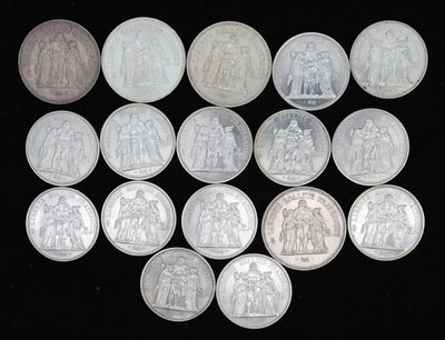 Plusieurs pièces d'argent sont disposées en cercle sur une surface noire
