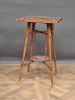 l'image d'une table en bois surmontée d'une étagère