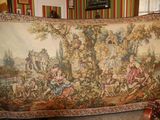 une grande tapisserie accrochée au mur d'une pièce